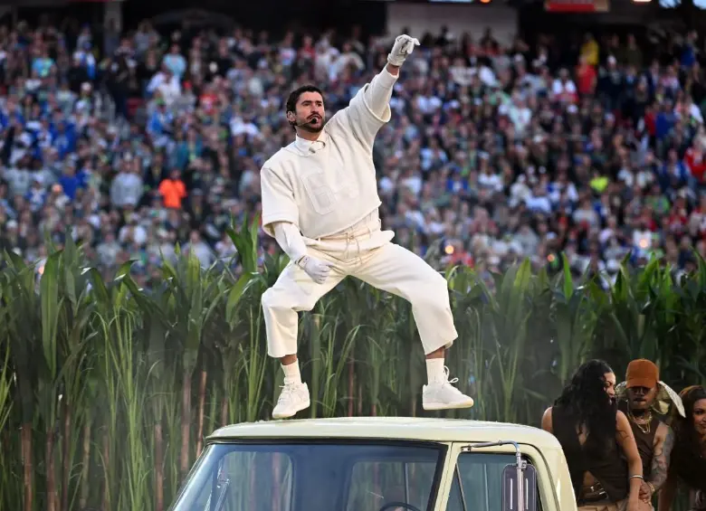 Bad Bunny durante su presentación en el show de medio tiempo del Super Bowl LX; la camiseta color crema fue uno de los símbolos centrales de la puesta en escena. FOTO AFP