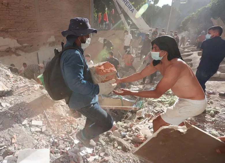 Ciudadanos de las ciudades más afectadas se han unido para levantar escombros y rescatar personas. La cifra de víctimas mortales ya asciende a más de 250 en el país. Foto: Manuel Saldarriaga.