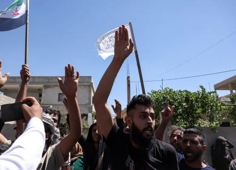 La gente celebra en un barrio habitado por beduinos, en Sweida, tras la llegada de miembros de las fuerzas de seguridad de Siria tras los enfrentamientos entre tribus beduinas y combatientes drusos. FOTO: AFP.