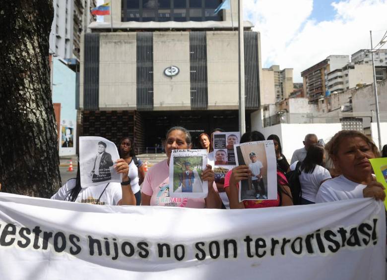 Familiares de personas detenidas durante las protestas tras las disputadas elecciones presidenciales del 28 de julio de 2024. FOTO: AFP.