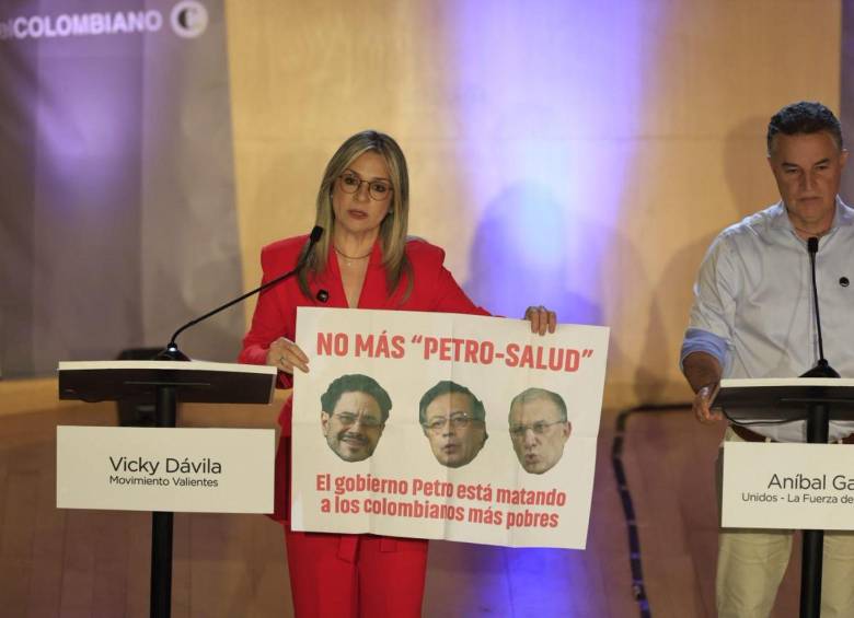 Vicky Dávila revela una pancarta protestando por la “Petrosalud”. Foto: Camilo Suárez Echeverry