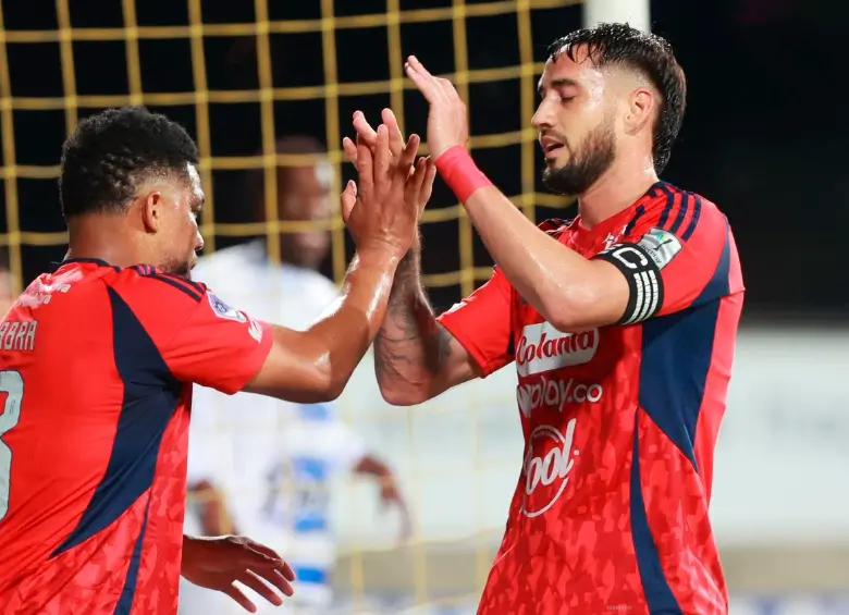 En la imagen aparecen Frank Fabra y Francisco Fydriszewski festejando la segunda anotación del DIM. FOTO MANUEL SALDARRIAGA