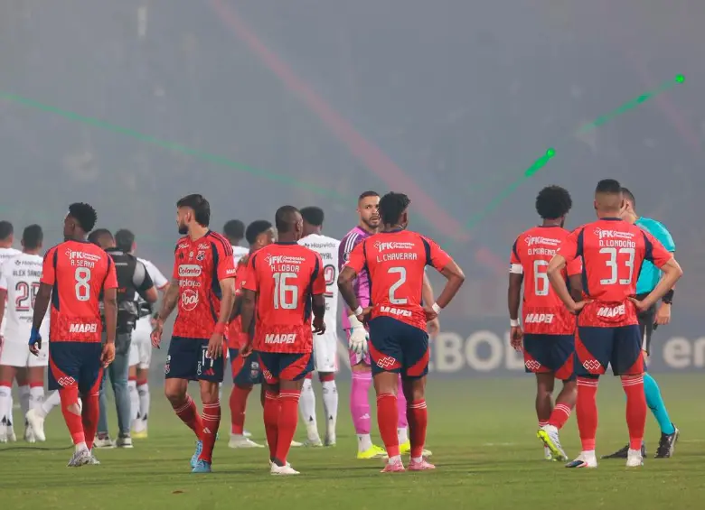 Los futbolistas del cuadro rojo, así como los convocados por Leonardo Jardim en el elenco brasileño, salen de la cancha del Atanasio Girardot en medio de los desmanes del 7 de mayo pasado. Foto: Manuel Saldarriaga