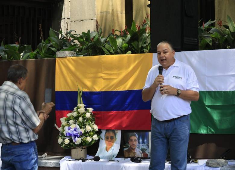 Comunicadores y reporteros gráficos alzaron su voz en Medellín para rechazar la violencia contra la prensa tras el asesinato de Mateo Pérez Rueda. Foto: Camilo Súarez