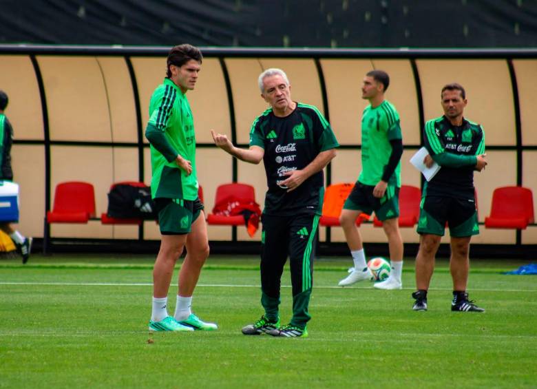Juan Manuel Lillo hablando con un jugador mexicano. FOTO: X El Universal