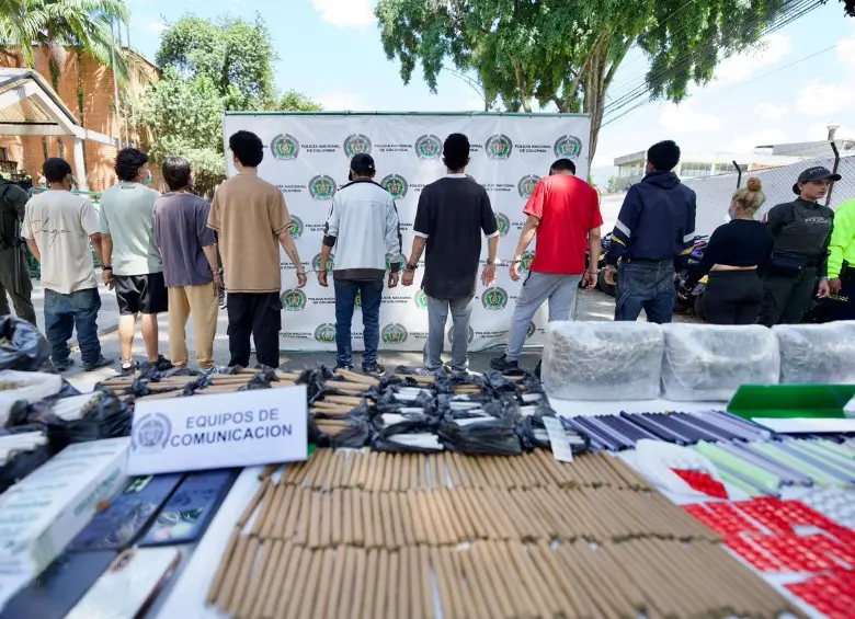 Nueve presuntos miembros de la banda delincuencial La Terreza, capturados en Medellín, después de desmantelar una plaza de vicio. FOTO: CORTESÍA ALCALDÍA DE MEDELLÍN. 