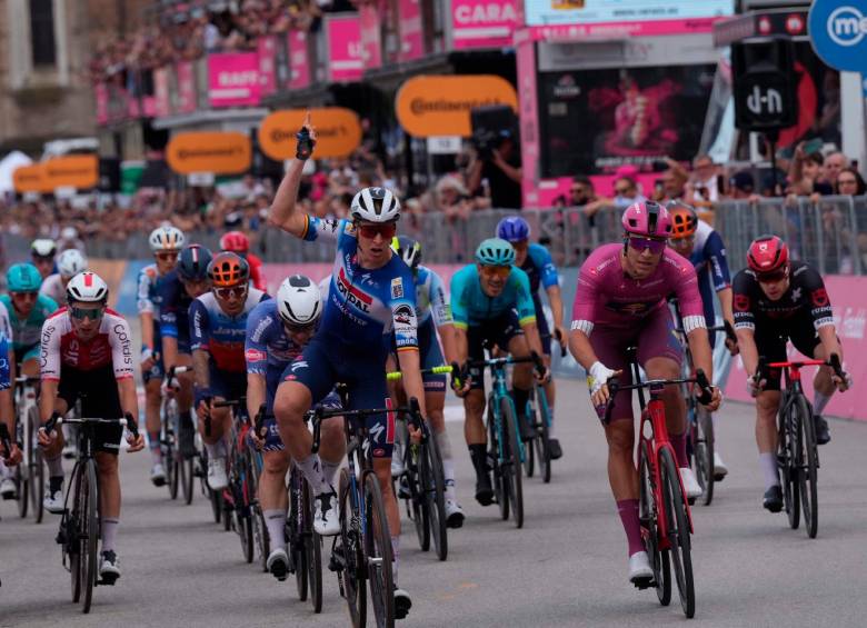 Tim Merlier logró su victoria 43 como profesional, la segunda en este Giro. FOTO X-GIRO DE ITALIA