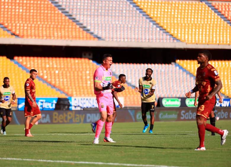 El arquero del cuadro dorado, Jorge Soto, marcó el tanto de la victoria contra los tolimenses el domingo. Foto: Colprensa 