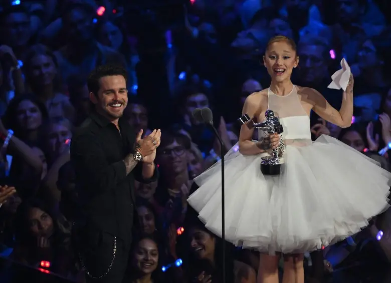Ariana Grande recibió el premio al mejor video del año durante la ceremonia de los MTV Video Music Awards cerca de Nueva York. FOTO AFP