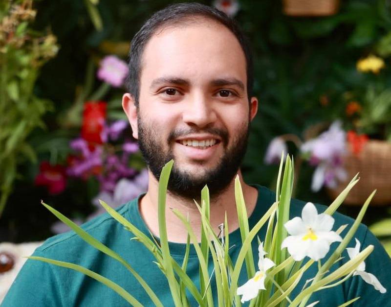 Este es Juan Camilo Mesa sosteniendo la Miltoniopsis roezlii cultivada en la finca Orquídeas del Astillero.FOTO: Manuel Saldarriaga.