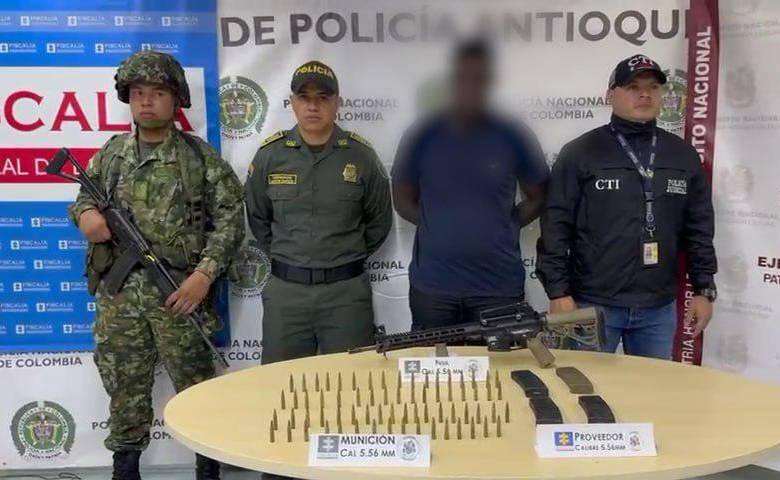 Este es Bairon, de 24 años, quien presuntamente se desempeñaba como guerrillero raso del Frente 18 de las disidencias de las Farc. FOTO: Cortesía Policía de Antioquia