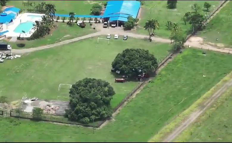 <span class=mln_uppercase_mln>El</span><b><span class=mln_uppercase_mln> lote donde fue hallada la lujosa finca de alias Toño, ubicada en zona rural del municipio de Paratebueno, Cundinamarca. Foto: captura de video</span></b>