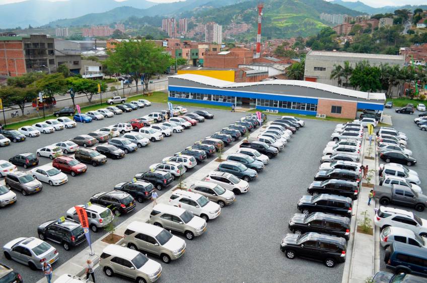 Automax ofrece más de 100 referencias de carros, divididos en gama baja, media y alta, igualmente, ofrece carros eléctricos.