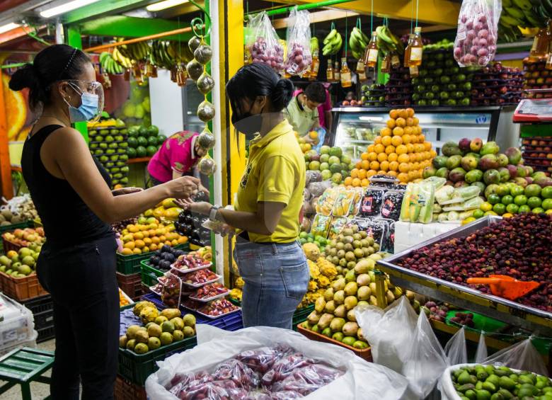 Las frutas frescas hacen parte de los comestibles más costosos en Medellín y el resto del país. FOTO: JULIO CÉSAR HERRERA