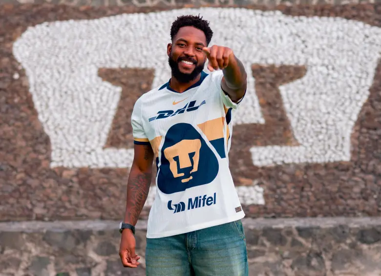 Álvaro Angulo portando su nueva camiseta, la de Pumas de México. FOTO @PumasMX