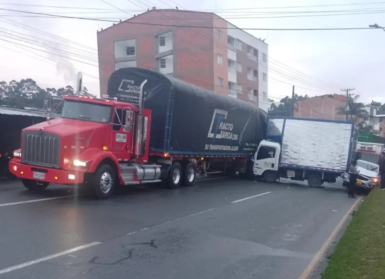 Durante la mañana de este lunes 17 de febrero alertaron un choque múltiple en la vía sentido Bogotá-Medellín a la altura del municipio de Santuario. FOTO: REDES SOCIALES DEVIMED