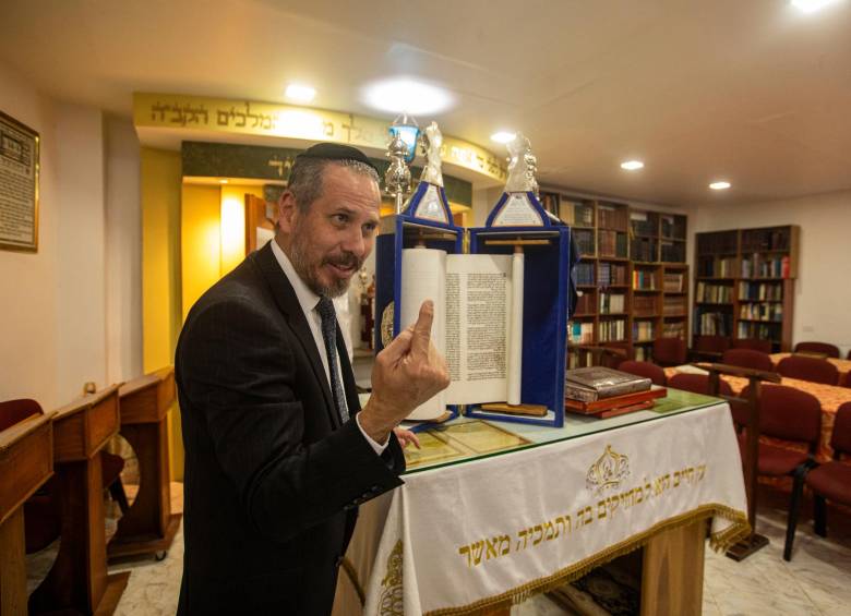 El rabino Elad Villegas es el líder espiritual de una comunidad de judíos conversos, ubicada en el norte del Valle de Aburrá. Foto: Carlos Velasquez. 