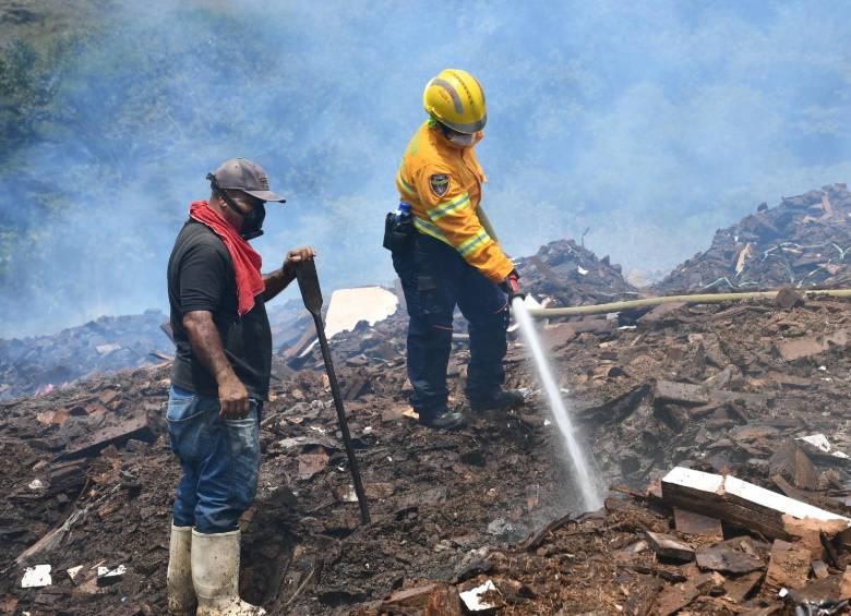 Rescatistas de Bello realizando labores de enfriamiento sobre la montaña de material inflamable. FOTO: Cortesía.