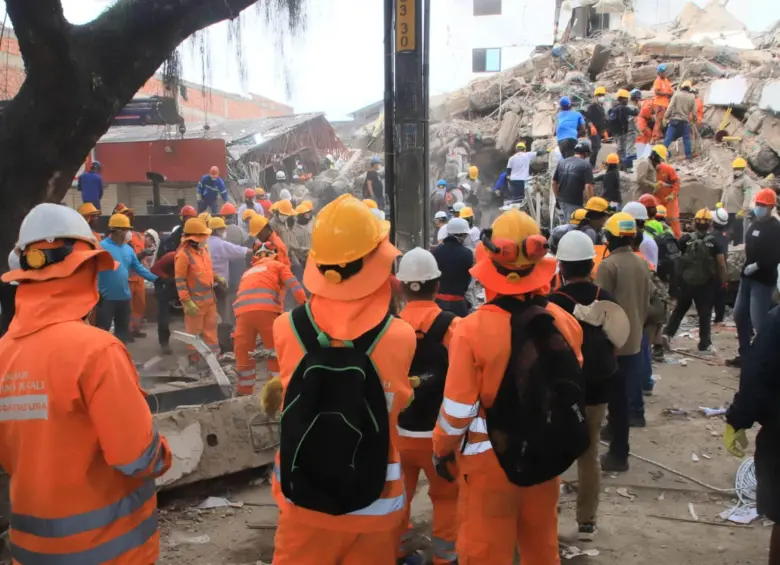 Los rescatistas luchan por encontrar vida bajo los escombros en las diferentes ciudades. Foto: Manuel Saldarriaga.