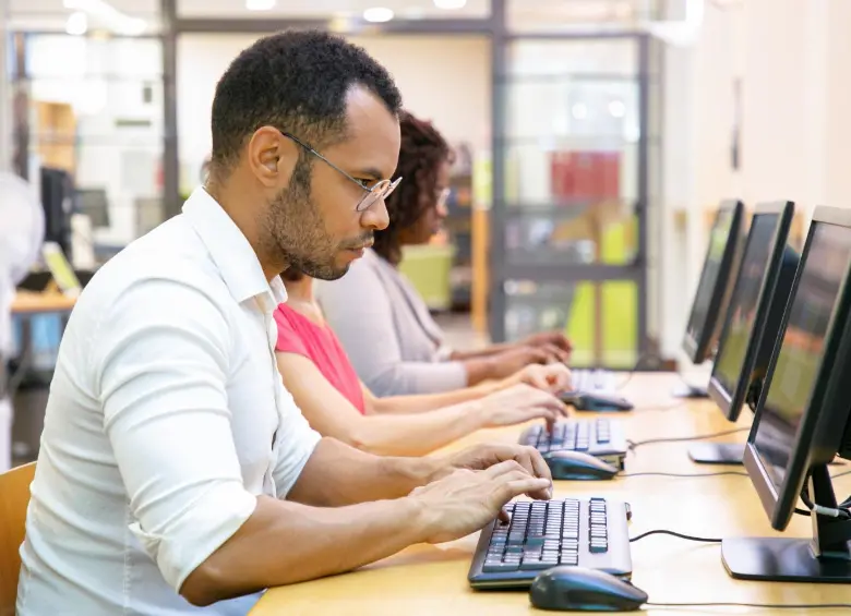 Brecha de talento digital se agrava en Colombia: faltan cerca de 85.000 profesionales TI