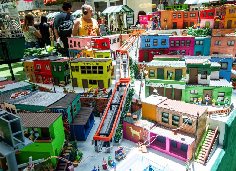 Representación de la Comuna 13, en la muestra Paiseando, que está expuesta en el Centro Comercial Viva Envigado. Foto: Esneyder Gutiérrez