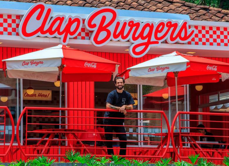 “Caloncho” en el punto de Clap Burgers en La Visitación en El Poblado. FOTO Camilo Suárez 