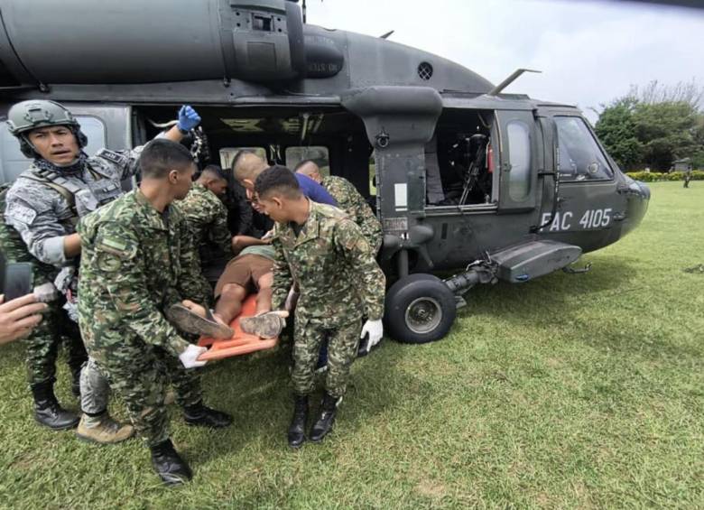 El trasladado de los soldados se hizo en el helicóptero “Ángel” de la Fuerza Aeroespacial Colombiana. FOTO Cortesía FAC.