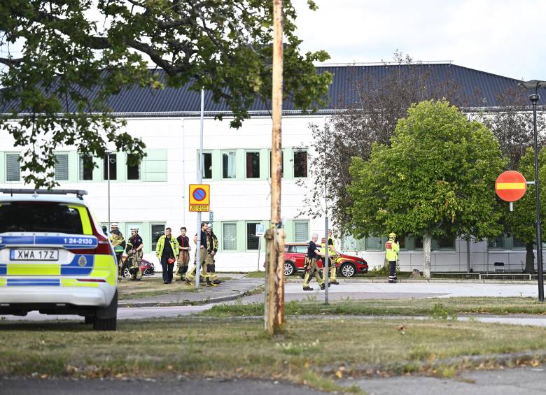 Miembros de los servicios de emergencia trabajan en el lugar donde un atacante con una espada hirió a varias personas en una escuela secundaria en Fagersta, en el centro de Suecia, el 21 de agosto de 2026. Foto: AFP