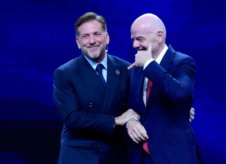 El presidente de la Conmebol, Alejandro Domínguez, siempre se ha mostrado cercano al presidente de la Fifa, Gianni Infantino. Foto: AFP