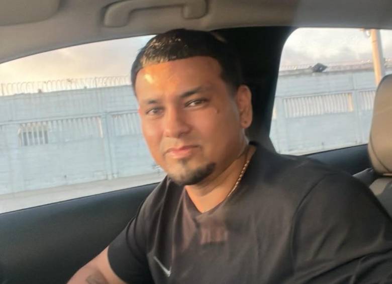 Galo Javier Suárez Román, alias ‘Gato Negro’, fue capturado en Barranquilla en un operativo conjunto entre autoridades de Colombia, Ecuador y Estados Unidos. Sobre él pesaba una circular roja de Interpol. FOTO: @JohnReimberg vía X. 