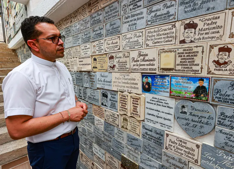 El padre Jorge Ernesto Gaviria ocupa en la actualidad el cargo que el padre Marianito tuvo hace más de un siglo. Aquí frente a los exvotos. FOTO Manuel Saldarriaga.