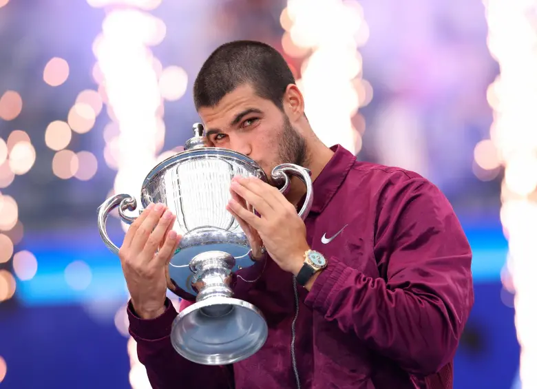 El tenista español Carlos Alcaraz, quien desde niño le dedicó casi todo el tiempo de su vida (como se ve en las fotos) a la idea de tratar de ser tenista profesional, ha ganado seis torneos de Grand Slam y apenas tiene 22 años. Se proyecta para ser un deportista de época. FOTO GETTY