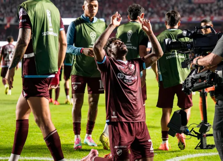 Dairon Asprilla en la celebración de su gol en el Morumbi. FOTO: Instagram ClubBolívar