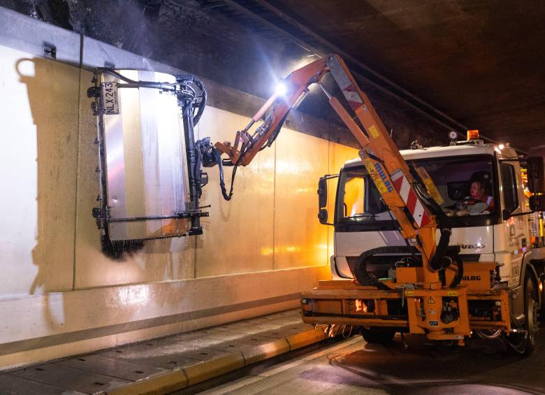 Una labor importante que se realizará durante estas noches es la limpieza de las paredes del túnel. FOTOS: CONCESIONARIO