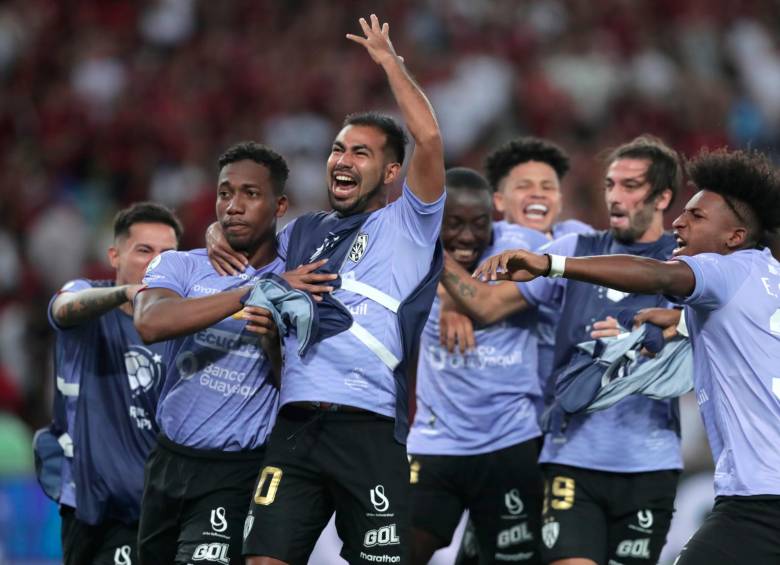 Los jugadores de Independiente lograron el fruto a su esfuerzo. En una serie en la que estuvieron a la altura del reto, lograron salir campeones. FOTO EFE