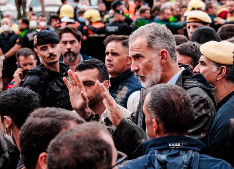 El rey Felipe intentó calmar los ánimos del grupo enfurecido que lo recibió con reclamos por el manejo a los efectos de la DANA en Valencia. FOTO: Europa Press