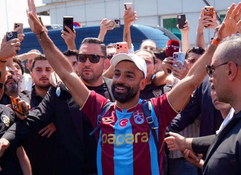 Salah en el aeropuerto de Estambul recibido por los aficionados del Trabzonspor. FOTO: X Trabzonspor