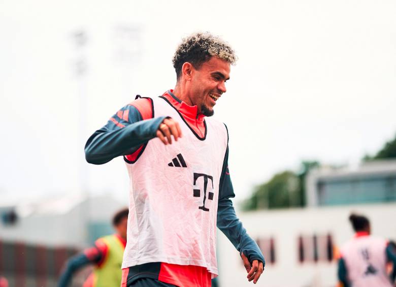 Con una sonrisa inició Luis Díaz su primer entrenamiento con el Bayern de Múnich. FOTO @FCBayern