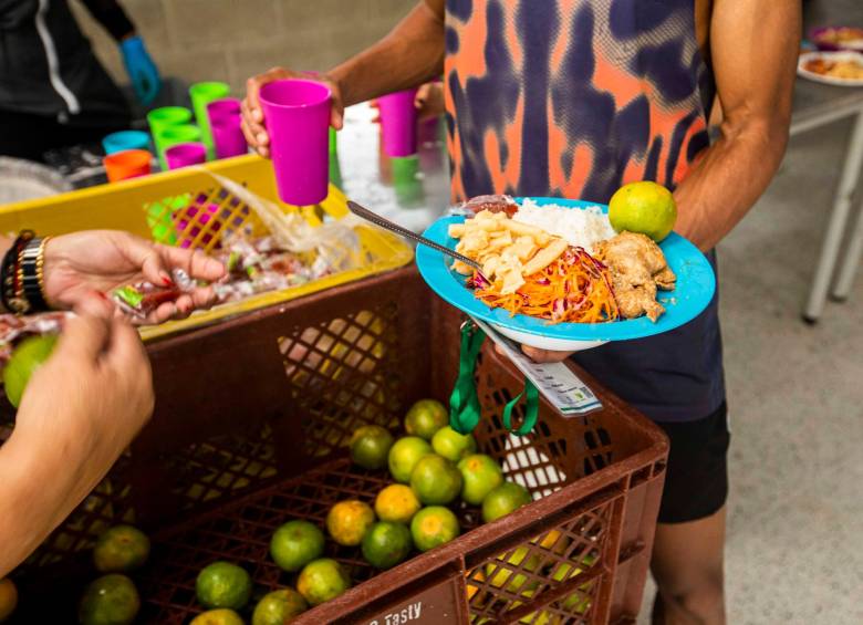 El pasado miércoles 14 de diciembre, un equipo fotográfico de EL COLOMBIANO verificó los alimentos servidos y no encontró mayores reparos entre los comensales. Un día atrás sí hubo quejas. FOTO: CARLOS VELÁSQUEZ.