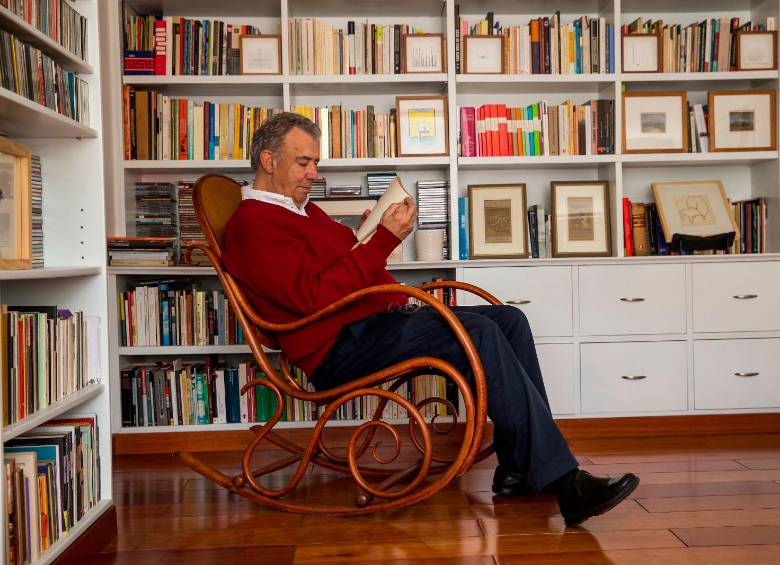 Darío Jaramillo Agudelo en la biblioteca de su casa en Bogotá. FOTO El Colombiano