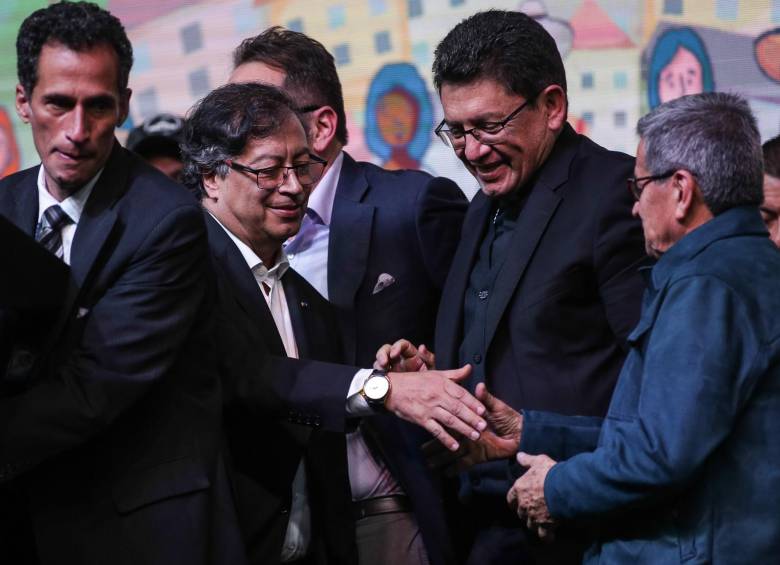 Gustavo Petro y el Jefe negociador del ELN, Pablo Beltrán. FOTO: Colprensa