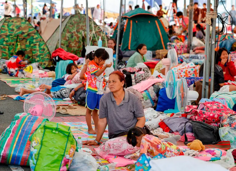 Residentes tailandeses evacuados se reúnen en un refugio temporal tras los enfrentamientos en la frontera entre Tailandia y Camboya, en la provincia de Buriram, el 8 de diciembre de 2025. FOTO AFP