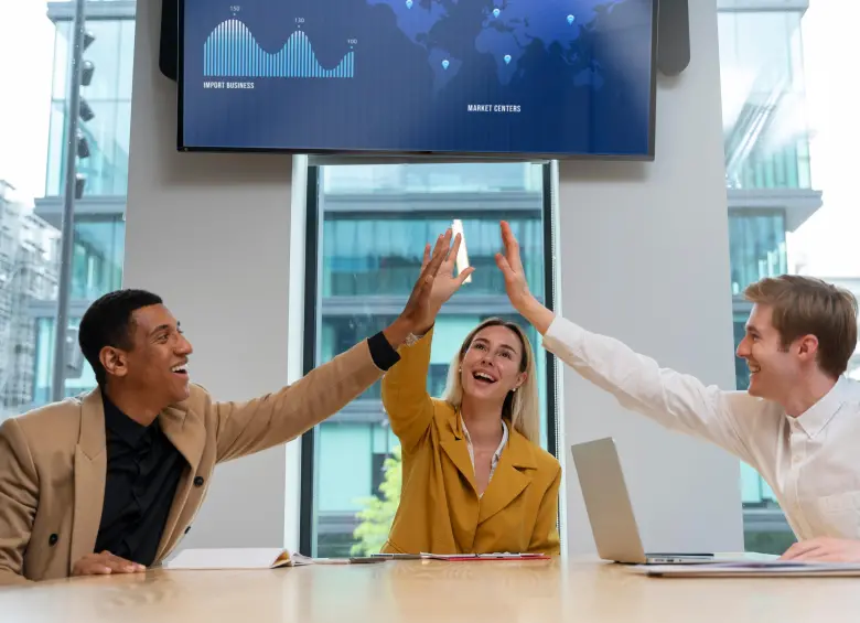 Ranking 2026 de Computrabajo posiciona a empresas como Manpower, Emtelco y Davivienda entre las mejor calificadas por sus propios trabajadores. FOTO: FREEPIK