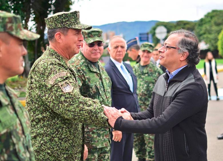 El presidente Gustavo Petro se reunión con alrededor de 50 generales y almitantes de la Fuerza Pública. FOTO: CORTESÍA
