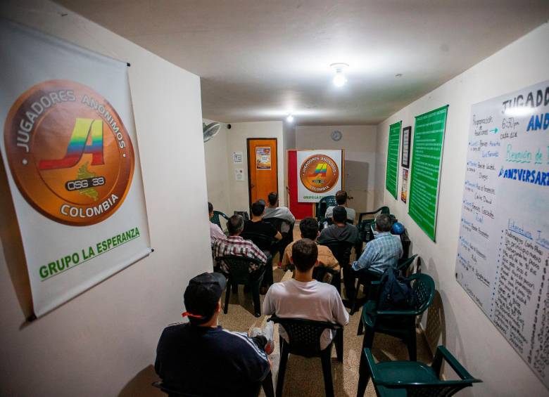 El grupo de jugadores anónimos de Medellín se reúne todos los días de la semana de 6:30 a 8 de la noche en Belén. FOTO Esneyder gutiérrez