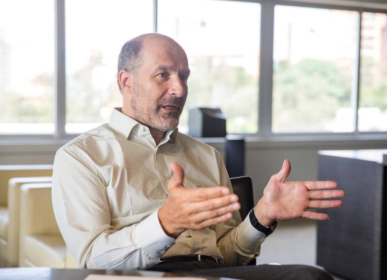 Bernardo Vargas Gibsone, expresidente de ISA, cuestionó la politización de la compañía tras su venta a Ecopetrol y defendió recuperar un gobierno corporativo fuerte para fortalecerla. FOTO EL COLOMBIANO