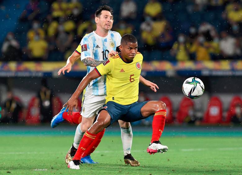 En la imagen aparecen Lionel Messi y Wílmar Barrios en uno de los enfrentamientos entre Colombia y Argentina. FOTO GETTY