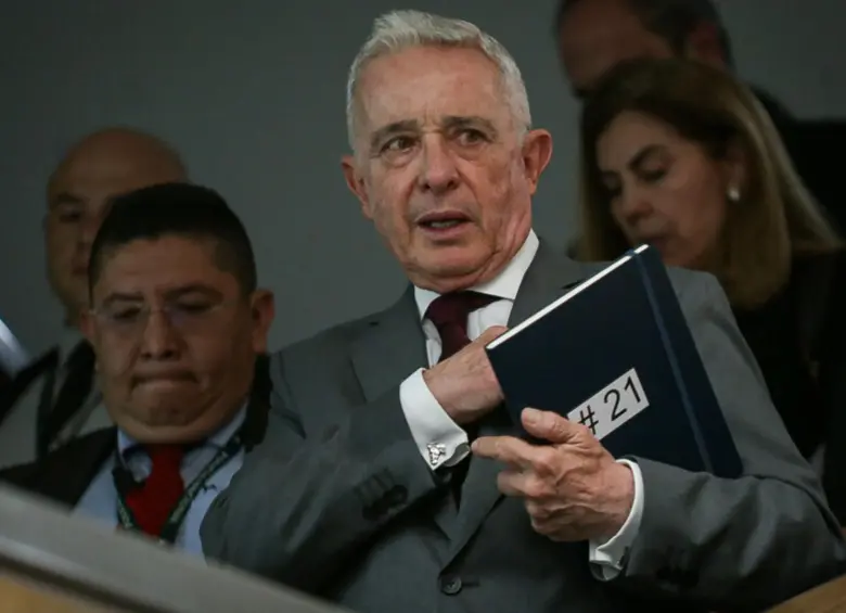 Álvaro Uribe Vélez hizo uso de su apelación de manera inmediata y argumentó que todo se trata de un “juicio político” en su contra, luego de conocer la condena de 12 años de prisión domiciliaria. FOTO: Colprensa