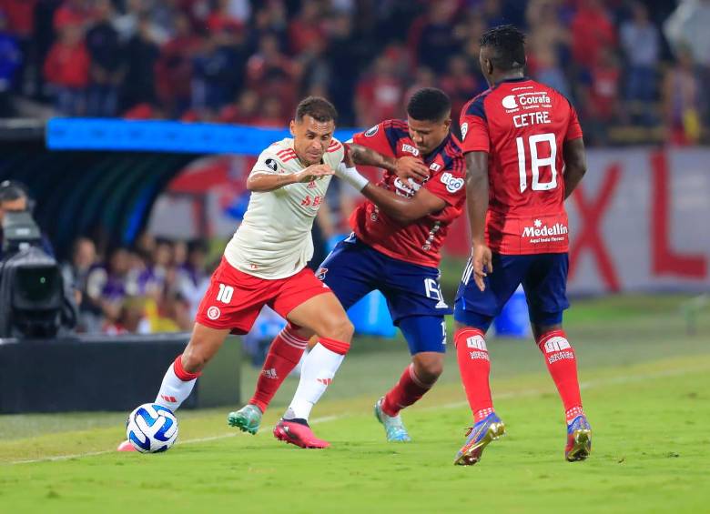 Durante el primer tiempo los brasileños tuvieron el control del balón mientras que el DIM se vio incómodo y lento. FOTO: CAMILO SUÁREZ 