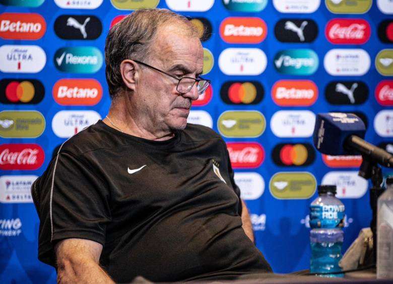 El entrenador de Uruguay, Marcelo Bielsa, se prepara para enfrentar a Colombia por la segunda semifinal de Copa América. Argentina espera contrincante. FOTO: CUENTA DE X @Uruguay